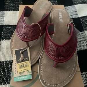 NWT women’s Roper sandals. Size 6. Brand new in box.